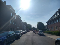 Foto der Wilhelmstraße aus dem Jahr 2021: Zu sehen ist eine Straße, auf der beidseitig geparkt wird