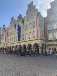 Treffen der Teilnehmenden mit Fahrrädern am Prinzipalmarkt in Münster.