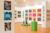 Foto: Kunsthaus Kannen Ausstellungsraum mit bunten Bildern Foto: Kunsthaus Kannen