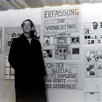 Paul Wulf vor seinen Ausstellungsplakaten