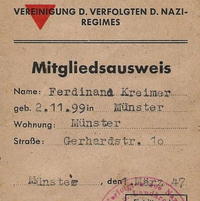 Der Mitgliedsausweis ist versehen mit einem roten Winkel, vor dem die Bezeichnung 'Vereinigung d. Verfolgten d. Naziregimes' steht. Darunter stehen der Name Ferdinand Kreimers, sein Geburtsdatum am 2. November 1899 in Münster und seine Adresse, nämlich die Gerhardstraße 10 in Münster. Datiert ist das Dokument auf den 1. März 1947.