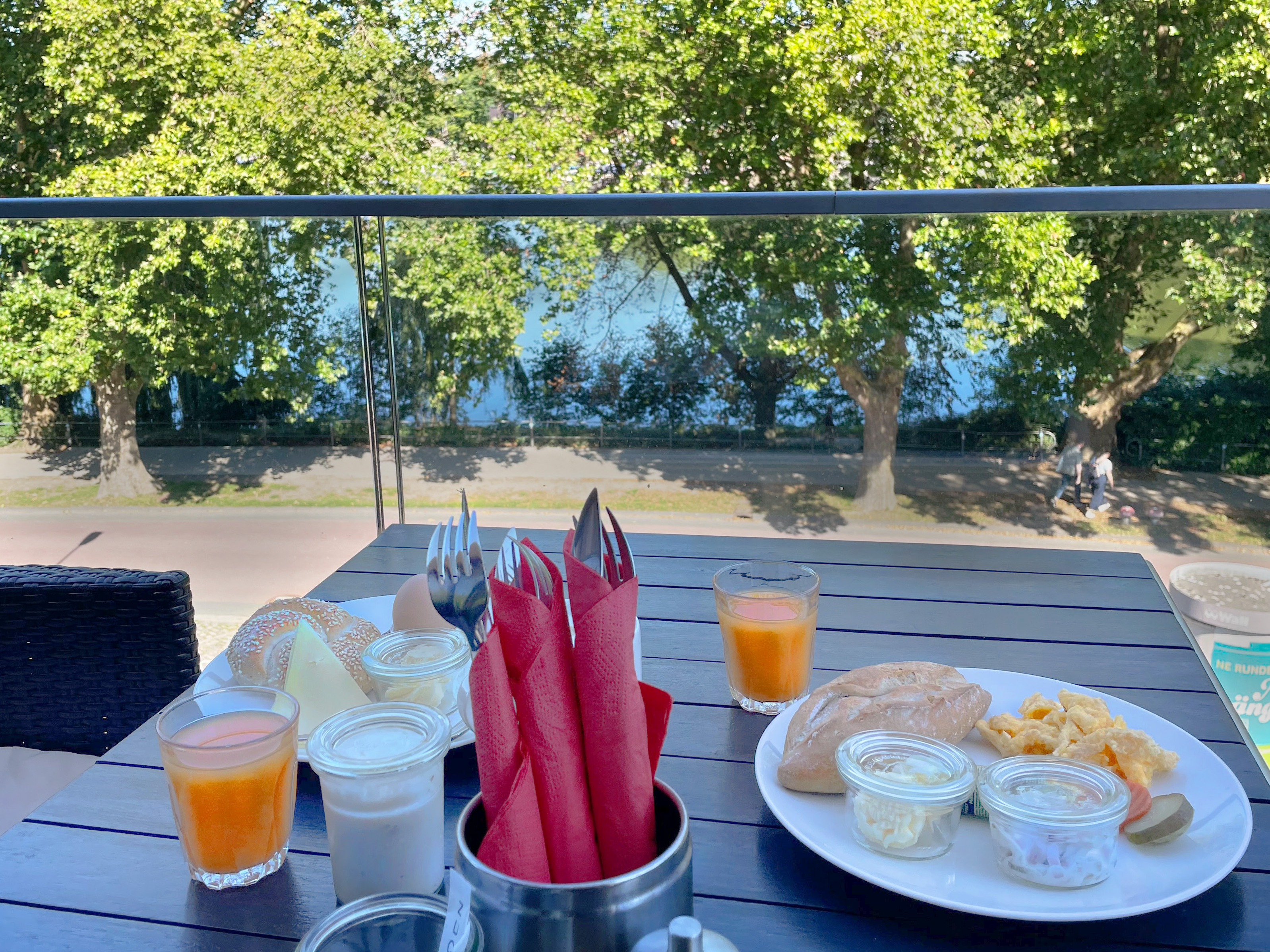 Frühstück auf einer Hotel-Terrasse