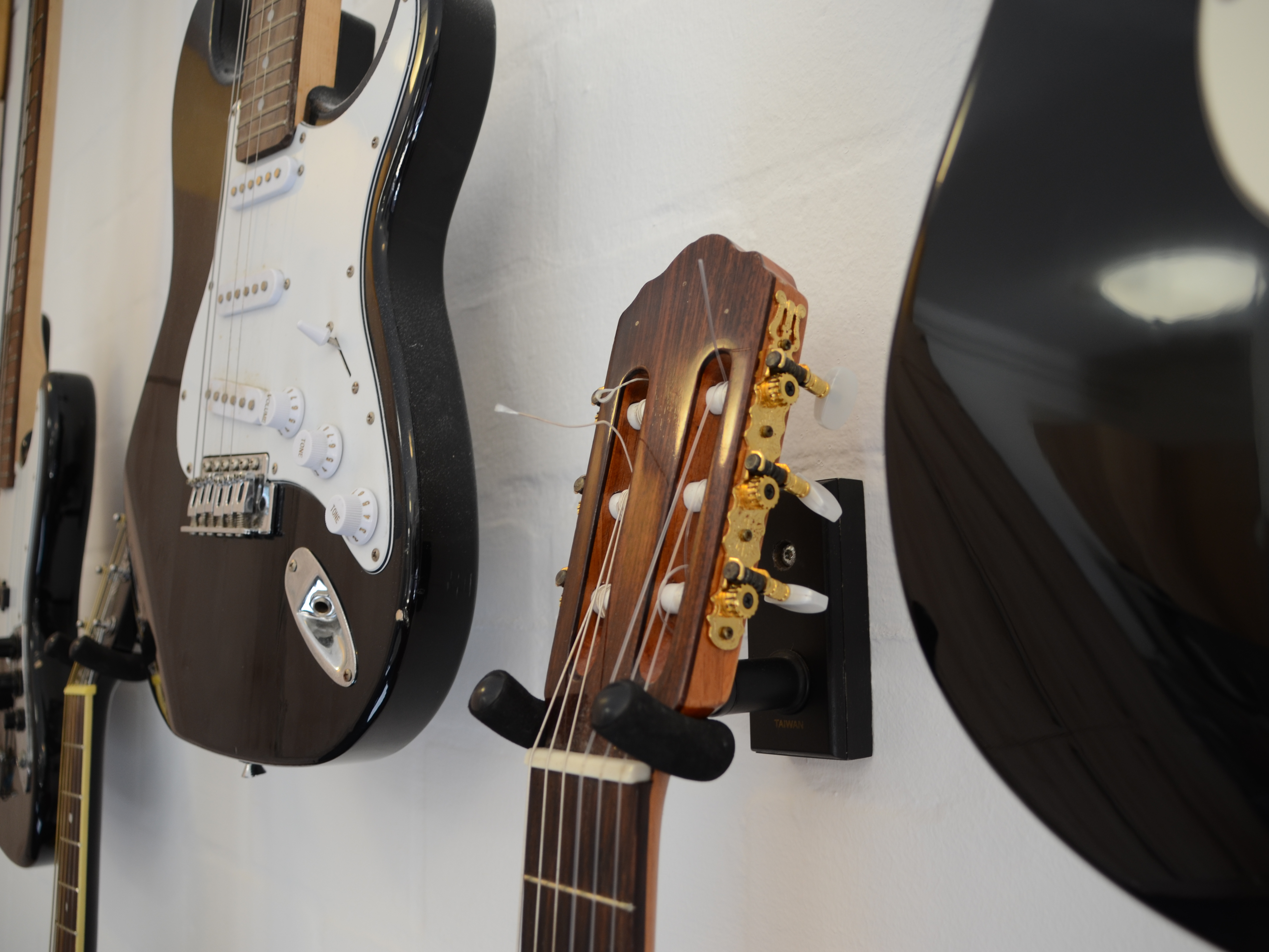 Gitarren befestigt an der Wand