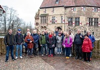 Ein Teil der Teilnehmer trifft sich zum Foto vor Burg Vischering.