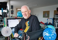 Regissseur Martin Enlen hatte am Set Geburtstag: Er sitzt im Regiestuhl, neben ihm zwei Luftballons.