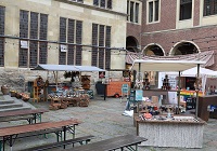 Auf dem Platz des Westfälischen Friedens wurde für die Dreharbeiten des Tatort Münster ein kleiner Markt aufgebaut