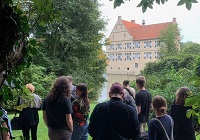 Gruppe vor Burg Hülshoff