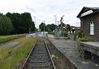Alter Bahnhof Lette - Außenansicht, Blick auf ein Gleis, rechts ein Bahnhofsgebäude und Signalanlagen