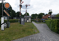Alter Bahnhof Lette - Außenansicht, Blick auf einen kleinen Fachwerkschuppen, davor alte Eisenbahnsignale