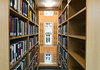 Die Diözesanbibliothek in Münster: Blick durch Regalreihen nach draußen