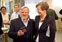 Prof. Ursula Nelles überreichte Axel Prahl eine Freundschaftsplakette der Universität.