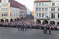 Auf dem Prinzipalmarkt warteten Tausende, dass sich die Preisträger auf dem Balkon des Stadtweinhauses zeigen