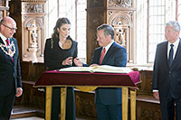 Eintragung ins Goldene Buch im Friedenssaal: das Königspaar und der Bundespräsident