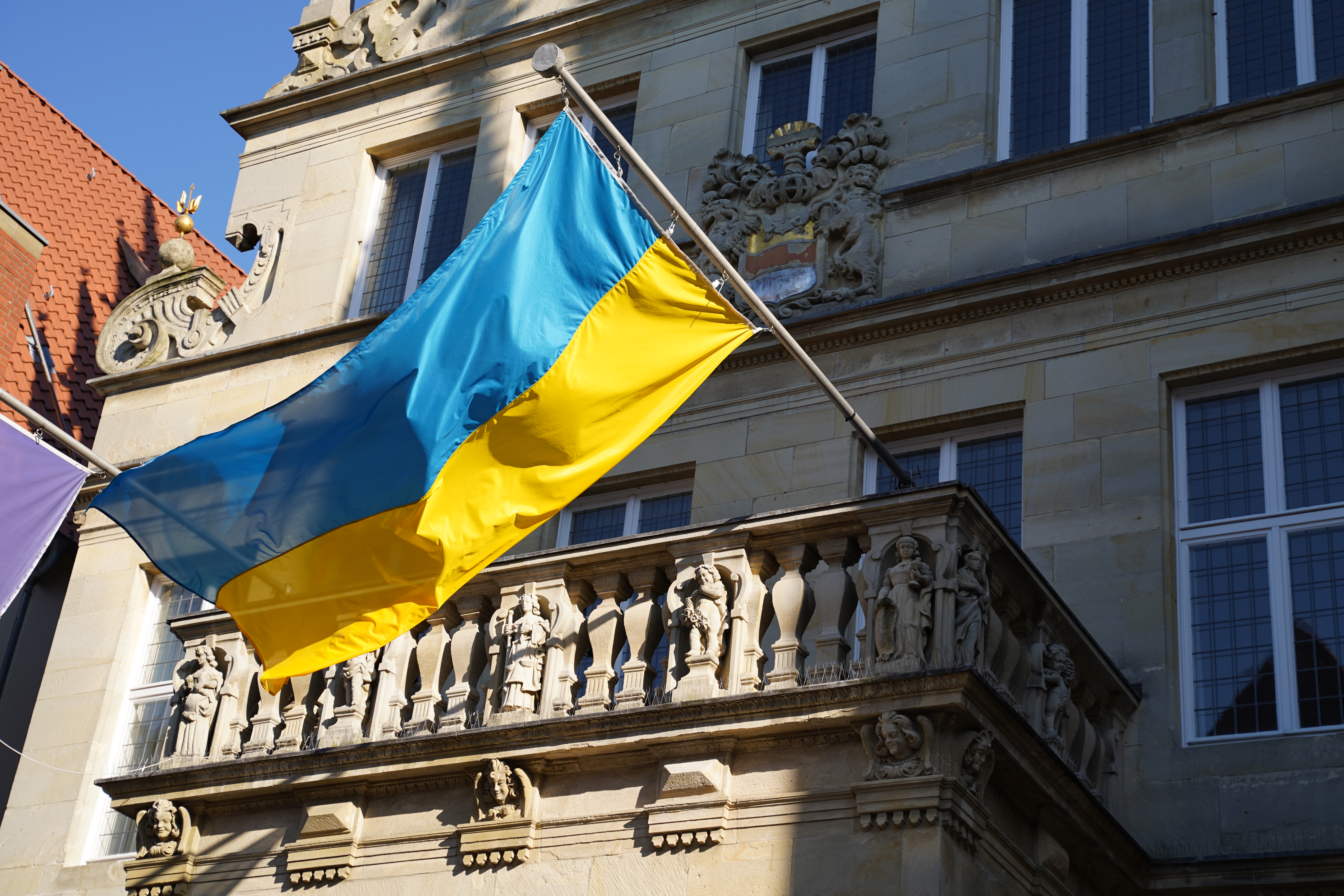 Ukraine-Flagge am Stadtweinhaus