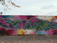 Farbiges Graffiti auf dem Bauzaun