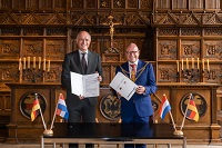 The twinning certificate between Münster and Enschede