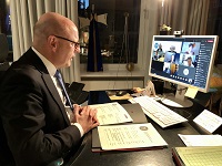 First Mayor Markus Lewe in video chat with the twin cities.