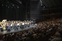 Tri-nationales Konzert: orchester auf der Bühne, Publikum im Saal