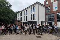 Gruppenbild, Jugendliche aus den Partnerstädten, Fahrräder
