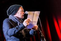 Foto von Wehwalt Koslovsky bei einem Poetry Slam auf der Bühne