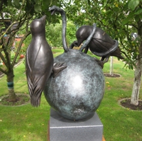 Bronze-Guss: Zwei Vögel ziehen einen Wurm aus einer Kugel