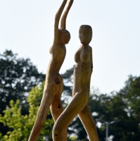 Zwei übergroße Tänzerinnen aus Holz