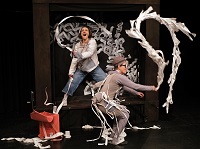 Die Schauspielerinnen der Vorstellung, Lydia Starkulla und Christiane Ahlhelm, bewegen Papierschlangen durch die Luft. Sie freuen sich.