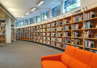 Bücherregale mit Sessel