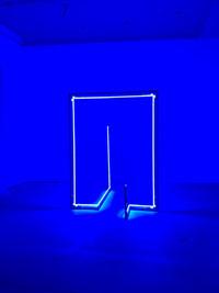 Foto eines blau erleuchteten Raumes mit einer Lichtinstallation.