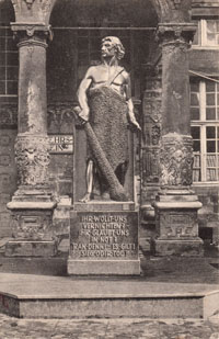 Foto der benagelten Statur des „Jung-Germanen“ vor dem Stadtweinhaus auf dem Prinzipalmarkt in Münster, um Oktober 1915, Foto des Stadtarchivs Münster.