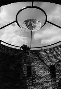 Rebecca Horns Skulptur „Gegenläufiges Konzert“ besteht aus einem runden mit Wasser gefüllten Gefäß, das an der runden Dachöffnung angebracht ist, Bildrechte: Barbara Klemm.