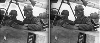 Eine Stereofotografie mit zwei Aufnahmen zeigt zwei Soldaten in einem offenen Flugzeug