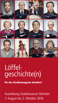Rotgrundiges Plakat der Ausstellung mit einer Dreierreihe von Fotos von prominenten Spenderinnen und Spendern