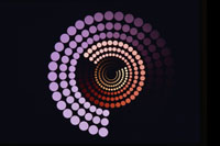 In einer Spirale angeordnete verschieden farbige Kreise vor schwarzem Hintergrund