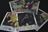 Fünf arg mitgenommene Polaroids mit Partymotiven liegen auf einer schwarzen Fläche