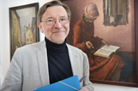 Dr. Alfred Pohlmann vor einem Ausstellugsobjekt