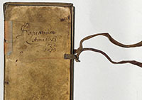 Abbildung eines Einbandes aus Pergament mit dem Titel 'Rapiarium', also Notiz-Kladde