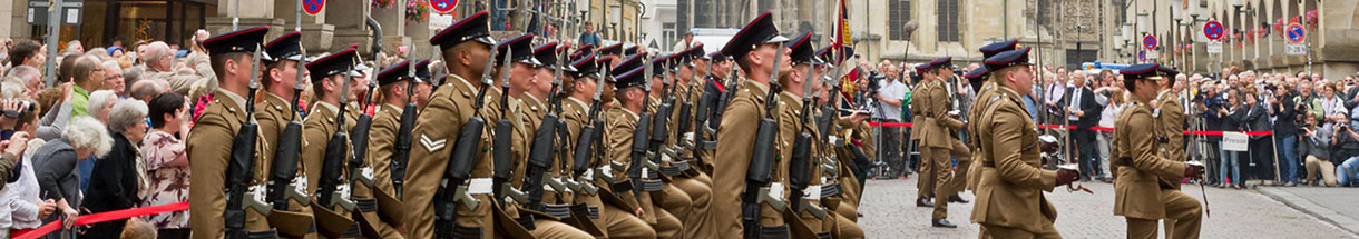 Soldaten in Uniform vor einer Menschenmenge am Prinzipalmarkt