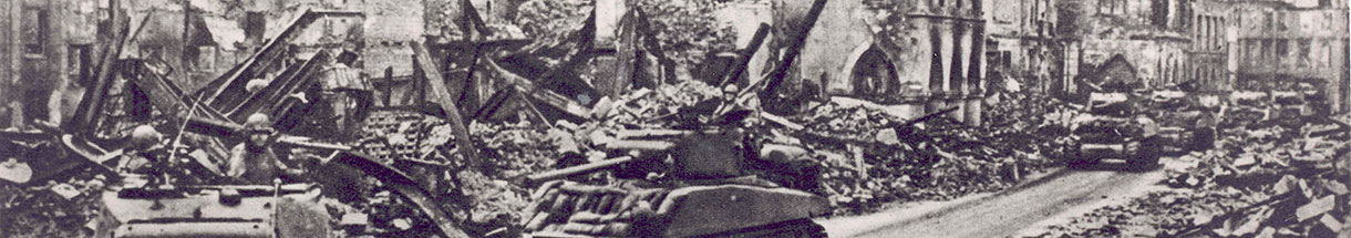 Britische Panzer auf dem zerstörten Prinziplamarkt, 1945