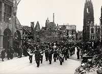 Foto von der ersten Parade der britischen Truppen auf dem zerstören Prinzipalmarkt, August 1945