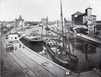 Der Hafen in Münster 1910: drei größere und einige kleinere Frachtschiffe im Hafenbecken