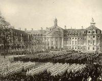 Empfang des Kaisers 1907: vor dem Schloss stehen viele Menschen, darunter zahlreiche Uniformierte in Reihen.