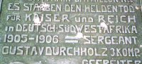 Eine der Gedenkplatten - die Inschrift lautet 'Westf. Train Bataillon No. 7 / Es starben den Heldentod / für Kaiser und Reich /in Deutsch-Südwestafrika / 1905-1906 - Sergeant / Gustav Durchholz 3. Komp. / Gefreiter / Otto Chemnitz / 3. Komp.'