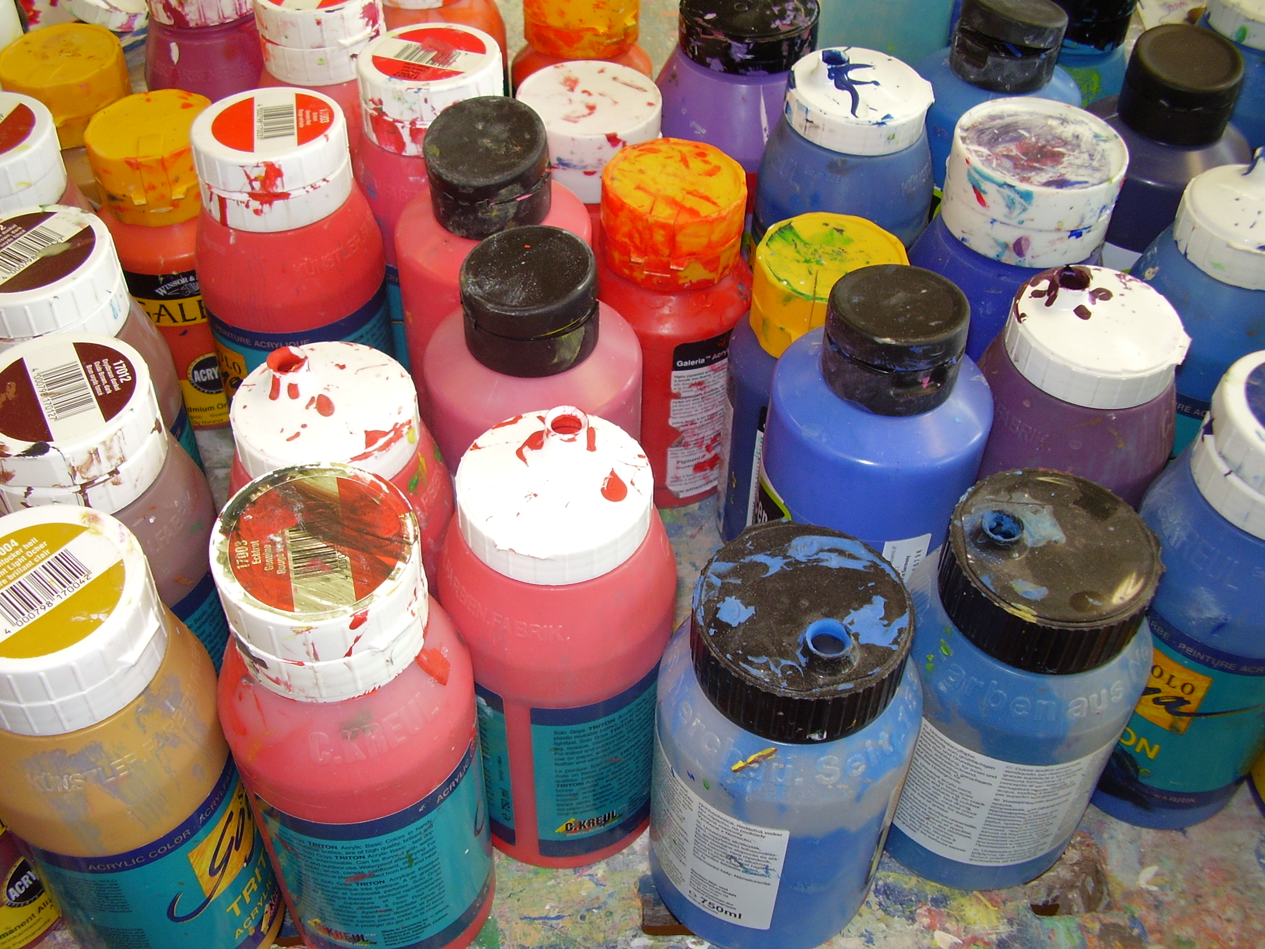 Acrylfarben in Flaschen