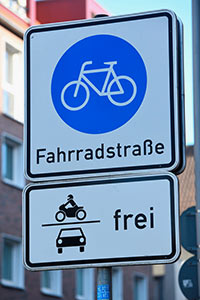 Foto vom Verkehrsschild "Fahrradstaße" mit Zusatzbeschilderung "Kfz frei"