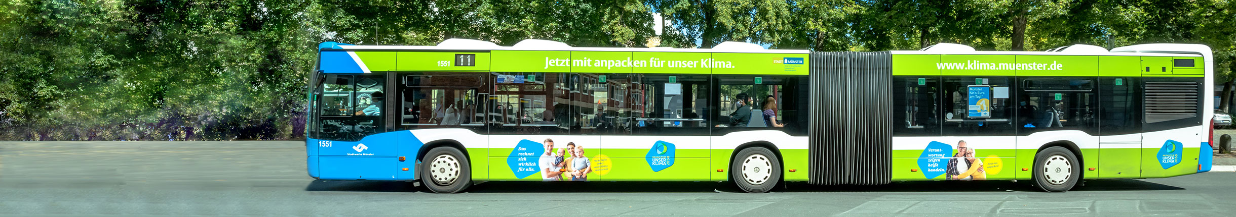 Stadtbus mit Klimaschutz-Werbung