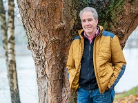 Portraitfoto von KlimaTrainer Dirk Schulte-Weber, der vor einem Baum steht.
