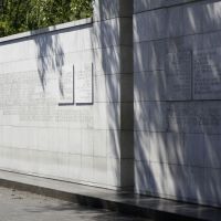Wand eines Denkmals mit Inschrift