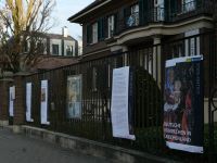Bild des Gallery Walks zu den Verbrechen in Griechenland am Außenzaun der Villa