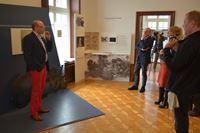 Mitarbeiter führen durch die Ausstellung Foto